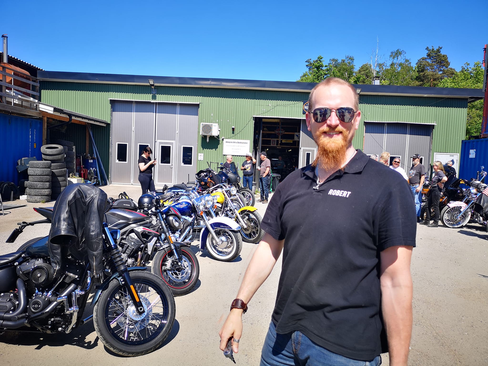 Robert Fallqvist framför motorcyklar utanför Fallqvist Special i Alingsås