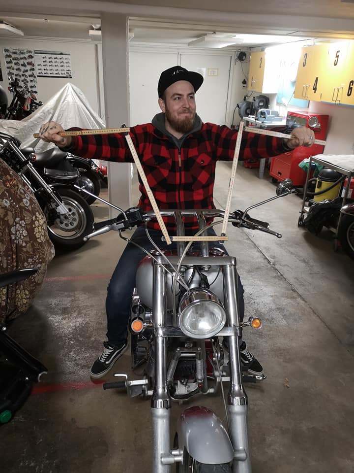 Mäter ut nytt specialanpassat styre på Harley-Davidson