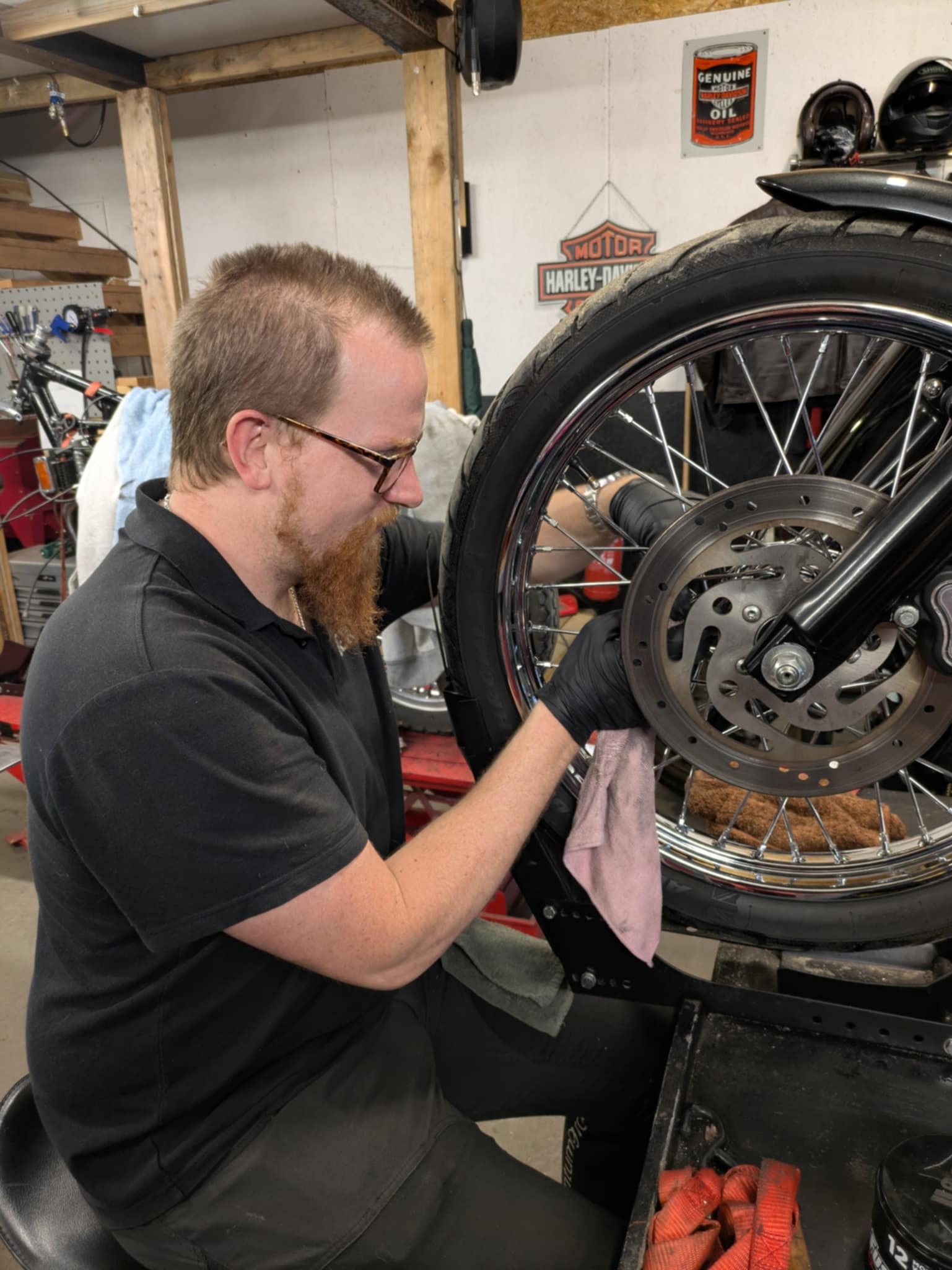 Robert Fallqvist putsar en Harley-Davidson motorcykel i Fallqvist Special i Alingsås